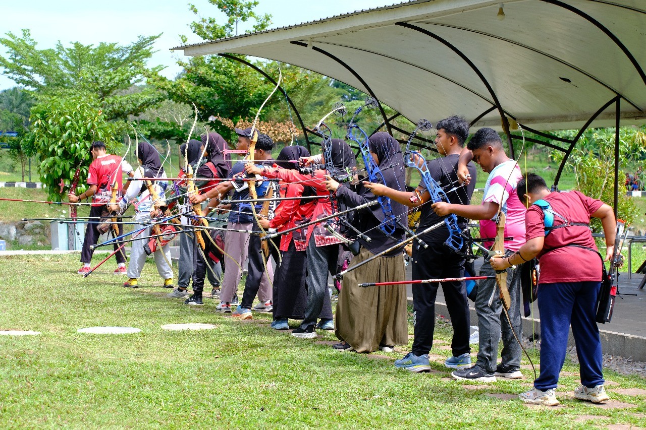 Latihan formasi panahan